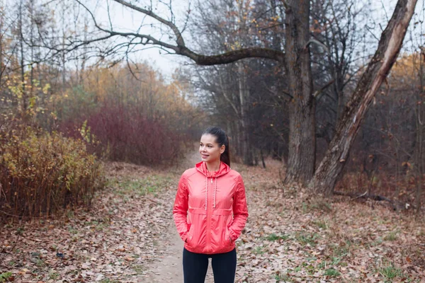 跑步后站在秋天公园里笑着的高加索女人. — 图库照片