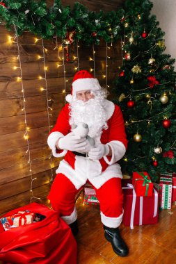 Mutlu Noeller ve mutlu tatiller. Noel Baba hediye çocuklar için evde masa başında Xmas için hazırlanıyor.