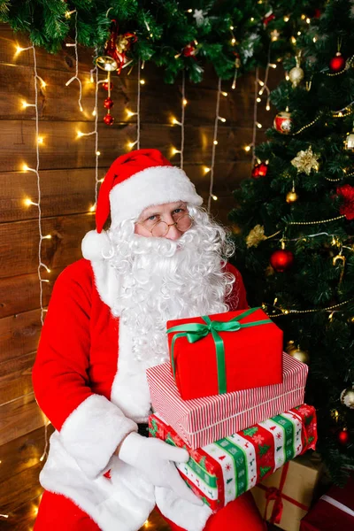즐거운 성탄절. 산타 클로스 선물와 조명 크리스마스 트리 근처 — 스톡 사진