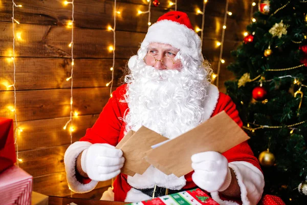 Jultomten förbereder sig för jul, läser barnbrev. Mail av jultomten. — Stockfoto