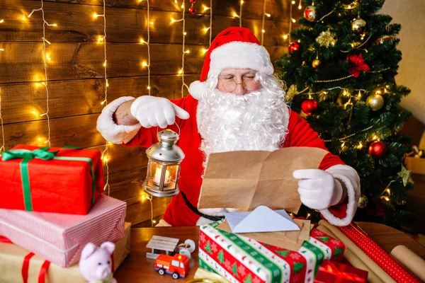 산타 클로스는 크리스마스를 준비하고 있고, 아이들의 편지를 읽고 있습니다. Santa Claus 의 메일. — 스톡 사진