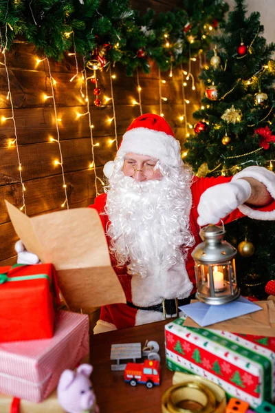 Święty Mikołaj przygotowuje się do Bożego Narodzenia, czyta listy od dzieci. Poczta Świętego Mikołaja. — Zdjęcie stockowe