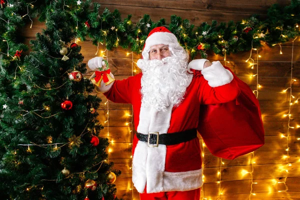 Santa Claus přináší pytel s dárky k Vánocům. — Stock fotografie