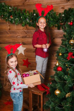 İki sevimli küçük çocuk kız Noel ağacı iç dekorasyon