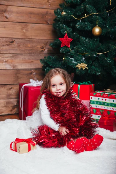 Linda niña celebrando la Navidad en casa —  Fotos de Stock