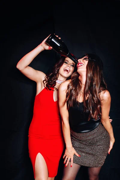 Δύο κορίτσια διασκεδάζουν πίνοντας κρασί μαζί. — Φωτογραφία Αρχείου