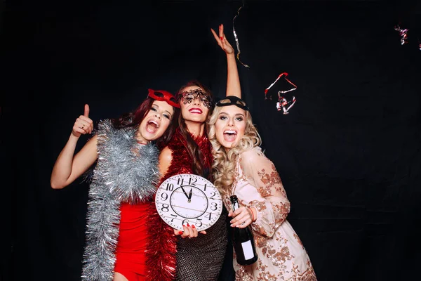 Jóvenes mujeres atractivas celebrando una fiesta, bebiendo champán y bailando . — Foto de Stock