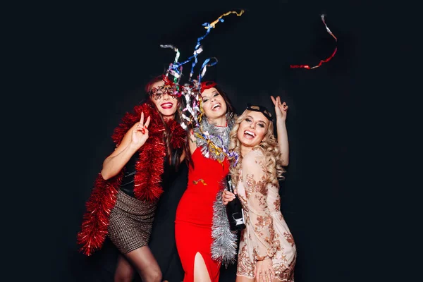 Jovens mulheres atraentes comemorando uma festa, bebendo champanhe e dançando . — Fotografia de Stock