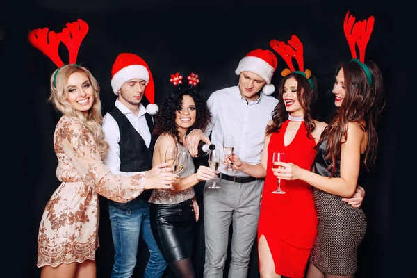 Vánoční večírek veselí přátelé v pití a zábava — Stock fotografie
