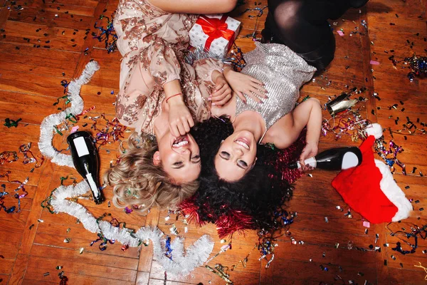 Dos mujeres borrachas en el club divirtiéndose y tumbadas en el suelo — Foto de Stock