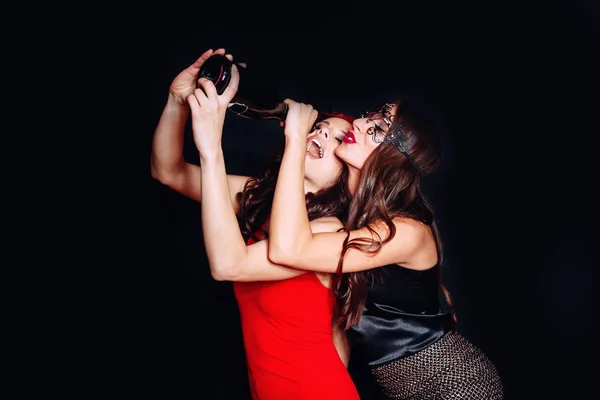 Dos chicas divirtiéndose bebiendo vino juntas — Foto de Stock