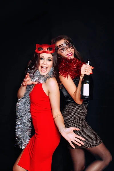 Mutlu gülümseyen kızlar Şampanyalı şık elbiseler içinde doğum günü partisinde. — Stok fotoğraf