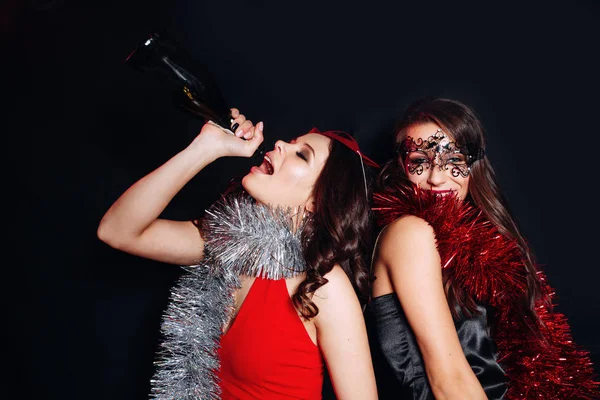Duas meninas melhores amigos desfrutando de festa, se divertindo, abraçando com copos de vinho . — Fotografia de Stock
