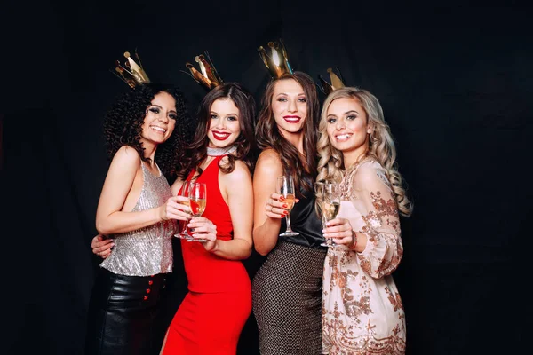 Skupina mladých atraktivních žen slaví párty, popíjí šampaňské a tančí. — Stock fotografie