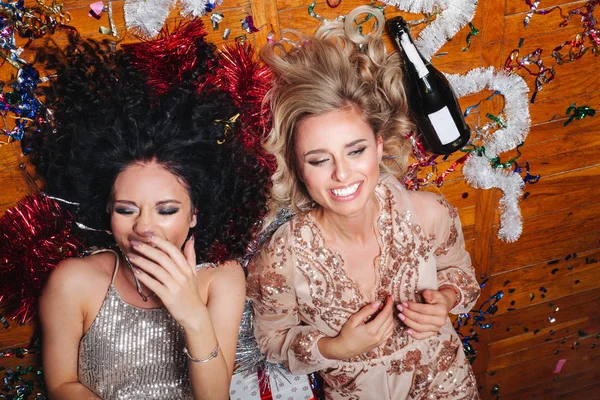 Dos mujeres jóvenes teniendo una fiesta de cumpleaños loca en la noche — Foto de Stock