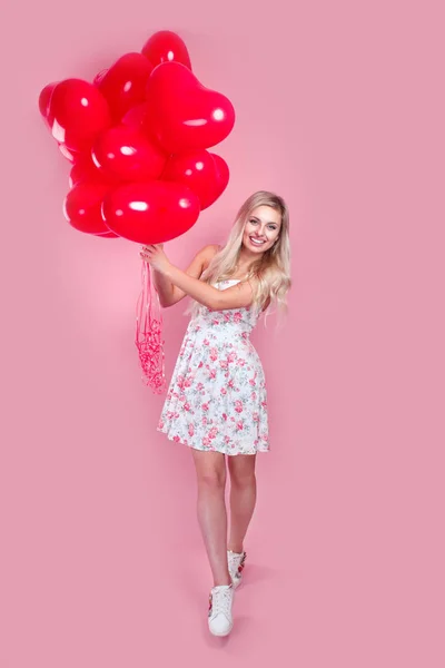 San Valentín chica con globos de aire rojo sobre fondo rosa . —  Fotos de Stock