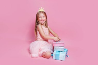 Tatlı çocuk için doğum günü partisi. Küçük kız doğum günü partisinde gülüyor ve mutlu görünüyor.