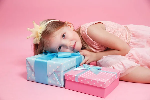 Cute little girl with gift box at birthday party — 스톡 사진