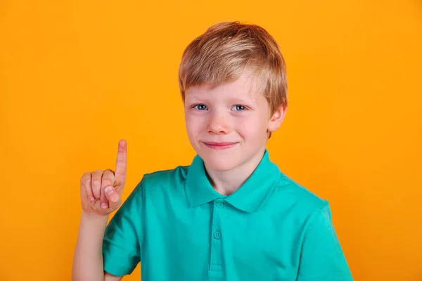 Портрет милого мальчика с указательным пальцем — стоковое фото
