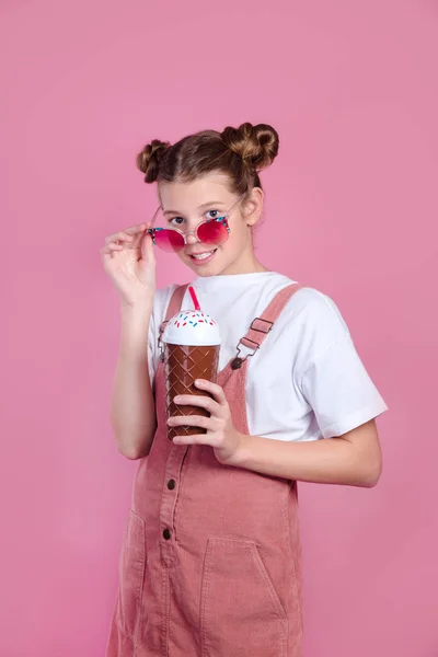 Menina olhando câmera abaixando óculos de sol e beber coquetel. Conceito de verão — Fotografia de Stock