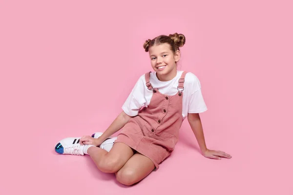 Menina bonita em roupas jeans posando para a câmera no estúdio — Fotografia de Stock