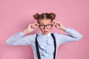 Şaşkın çocuk kameraya bakıyor güneş gözlüklerini indiriyor.