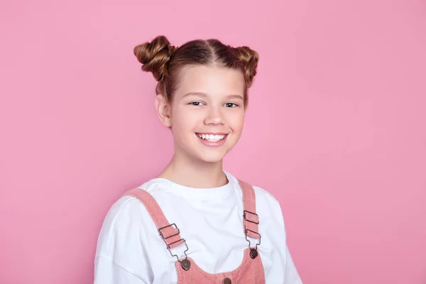 Brilhante rindo adolescente no fundo do estúdio rosa — Fotografia de Stock