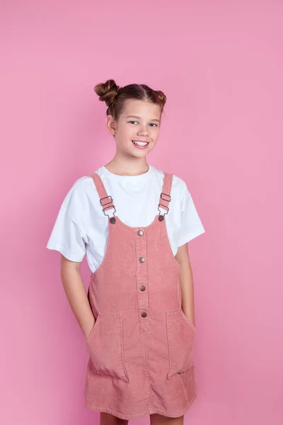 Портрет сміху дівчини-підлітка на рожевому студійному фоні — стокове фото