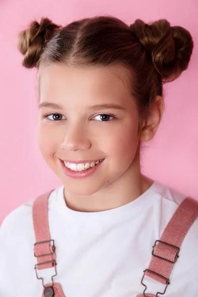 Κοντινό πλάνο πορτρέτο του χαριτωμένο χαμογελαστό κορίτσι σε ροζ φόντο — Φωτογραφία Αρχείου