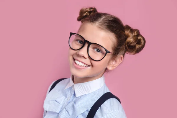 Gros plan portrait d'une jeune fille avec des lunettes regardant la caméra — Photo