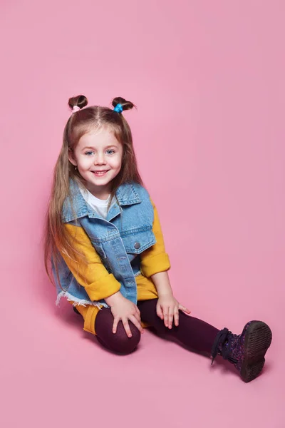 Милая и забавная маленькая девочка в модной одежде. Дети моды . — стоковое фото