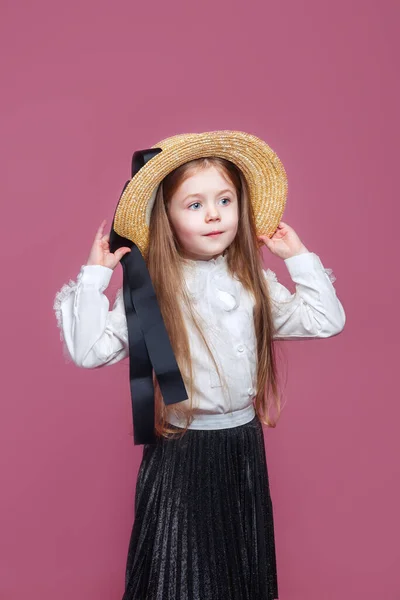 Cute little lady in straw hat smiling over pink background — Φωτογραφία Αρχείου