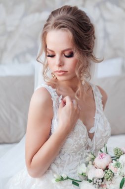 Gururlu gelin stüdyo fotoğrafının portresi.