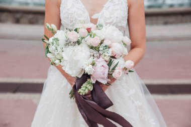 Düğün buketi Gelinlerin elinde Düğün günü açık havada