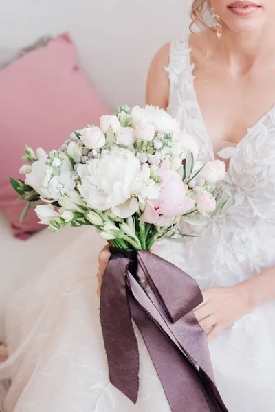 Bruid met bruidsboeket van rozen, pioenen en eustoma — Stockfoto