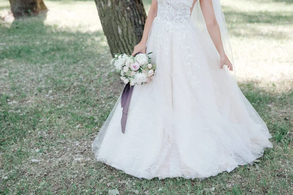 Sposa tiene un bouquet da sposa, abito da sposa, dettagli di nozze — Foto Stock