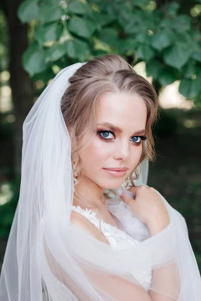 Glamoroso jovem noiva no vestido de noiva ao ar livre — Fotografia de Stock