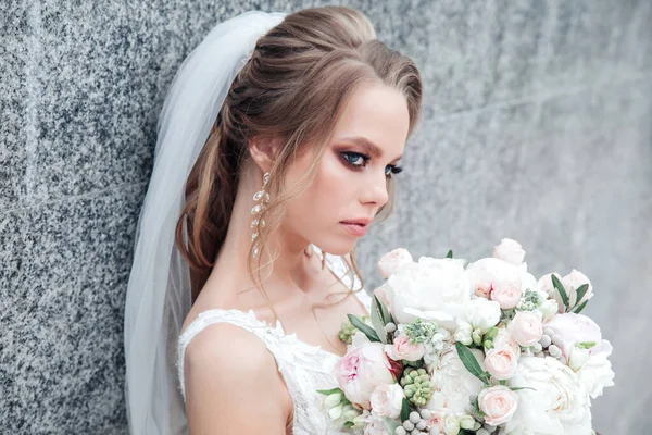 Pengantin muda glamor dengan buket di gaun pengantin luar — Stok Foto