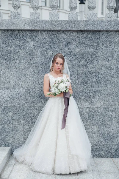 Wanita cantik berpose dalam gaun pengantin luar — Stok Foto