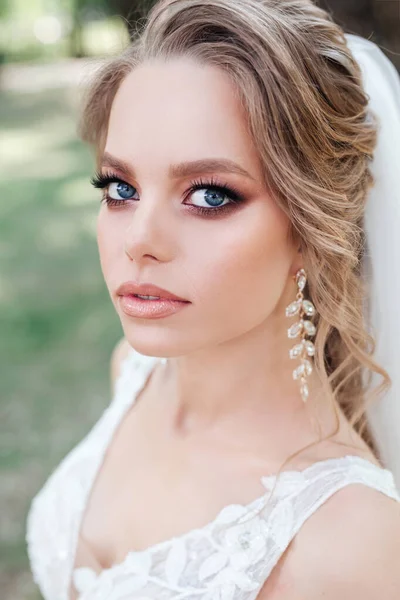 Cantik cantik potret pengantin muda di luar ruangan. Pengantin cantik dengan riasan pernikahan dan perhiasan — Stok Foto