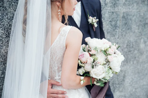 幸せな花嫁と新郎彼らの結婚式抱擁 — ストック写真