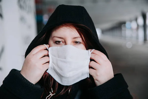 Женщина в маске против загрязнения или болезней — стоковое фото