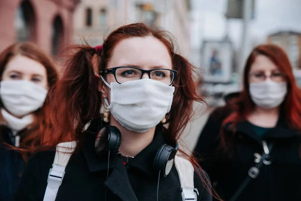 Загрязнение воздуха или эпидемия вирусов в городе — стоковое фото