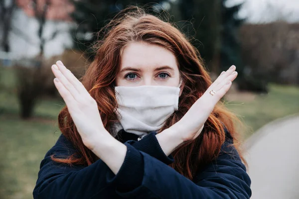 Женщина в медицинской маске показывает скрещенные руки, показывающие знак "стоп". Грипп и эпидемии . — стоковое фото