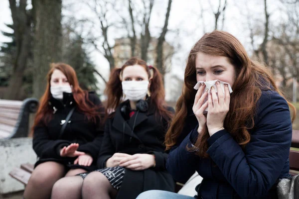 Europese vrouw voelt zich slecht in het stadspark. COVID-19 Pandemisch Coronavirus — Stockfoto