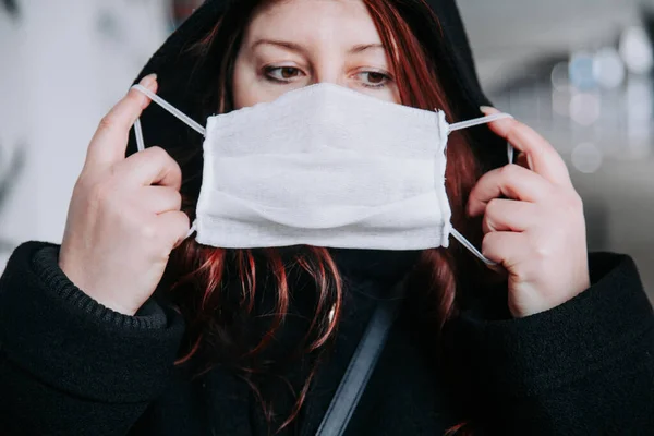 COVID-19 Pandemic Coronavirus .Kvinna bär ansiktsmask eftersom virus epidemi i staden — Stockfoto