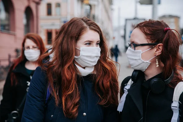 Donne che indossano maschere per la protezione nella città europea — Foto Stock