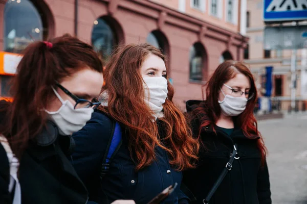 La gente in maschere su strada a causa di inquinamento atmosferico ed epidemia in città. Protezione contro virus e infezioni — Foto Stock