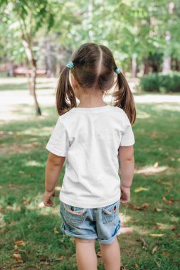 Park 'taki boş tişörtlü küçük kızın arka görüntüsü. Tasarım için model
