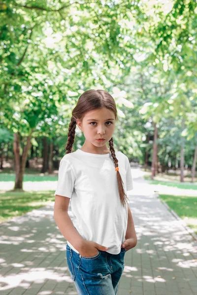 Niña que usa una camiseta blanca en blanco con espacio para su logotipo o diseño al aire libre — Foto de Stock